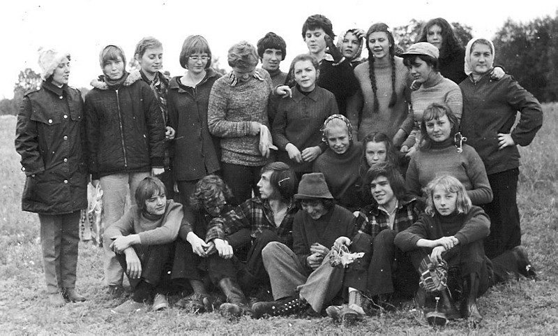 4b 1977