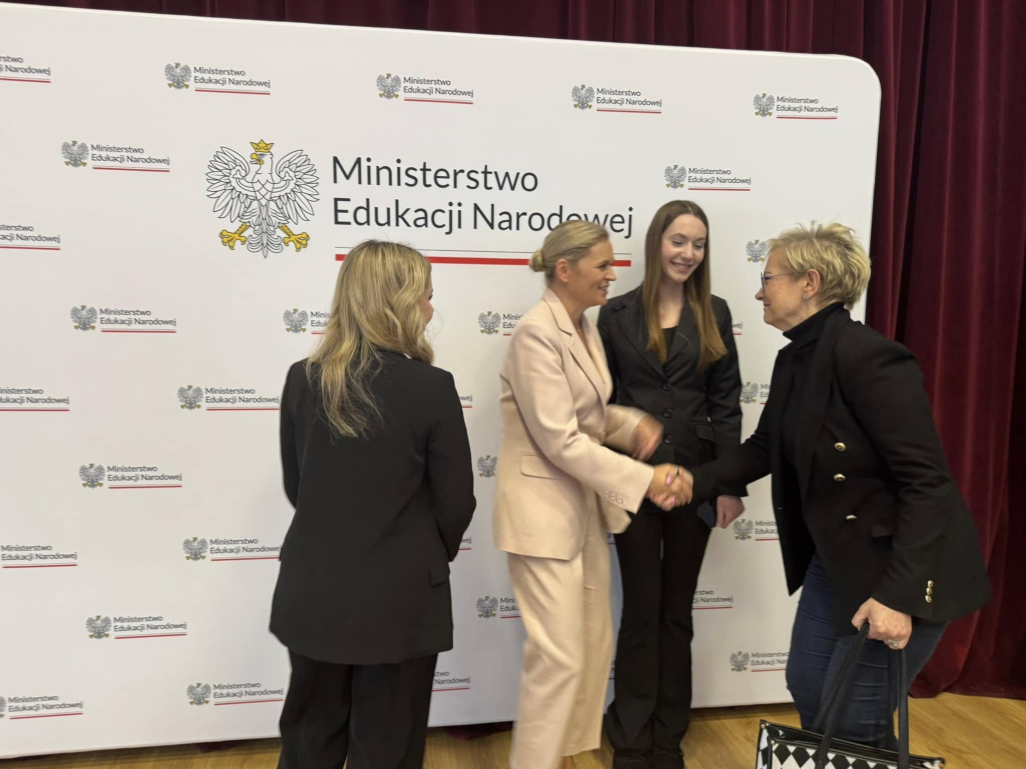 okrągły st&oacute;ł